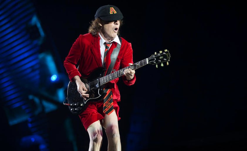 Angus Young lució su clásico uniforme de colegial.