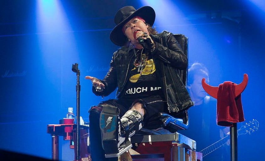 Axl Rose reemplaza temporalmente al cantante Brian Johnson, quien no puede presentarse con la banda debido a problemas de sordera.