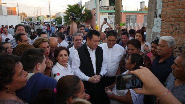 Acompañado por la secretaria de Desarrollo Agrario, Territorial y Urbano, Rosario Robles Berlanga, y del gobernador de esa entidad, Jorge Herrera Caldera, el funcionario federal conversó con los vecinos de esas localidades, principalmente mujeres, quienes requirieron apoyos en materia de seguridad e infraestructura.