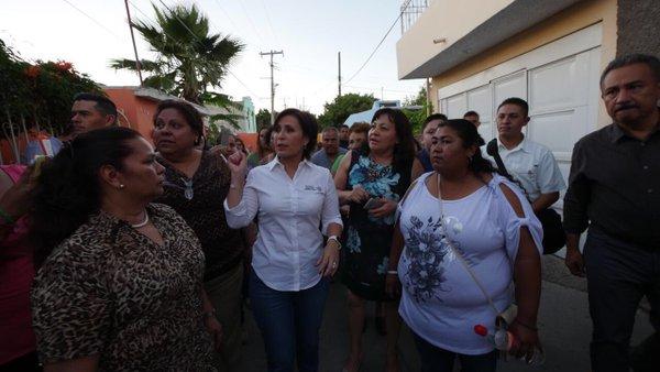 El titular de la Secretaría de Gobernación y la de Desarrollo Agrario, Territorial y Urbano efectuaron este martes una caminata nocturna con habitantes de la colonia Huizache 1 de este municipio.