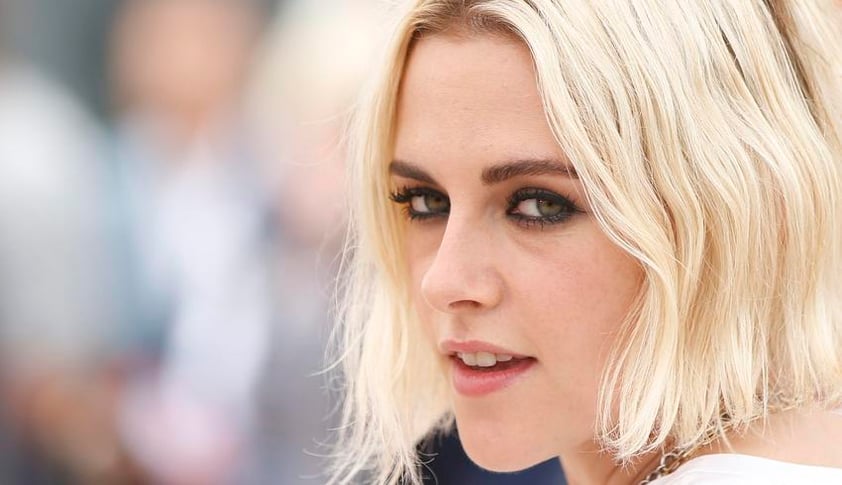 La actriz Kristen Stewart posa ante las cámaras que se dieron cita en el lugar.