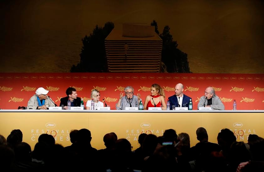 Parte del elenco de Café Society encabezado por el director Woody Allen en la conferencia de prensa respectiva al Festival Internacional de Cannes.