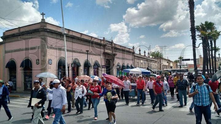 Permanecieron en el lugar mientras se desarrollaba el V Congreso Internacional de Mobbing y Bullying en el Centro de Convenciones Bicentenario, a la espera de que la dirigencia sindical tuviera una reunión con autoridades.