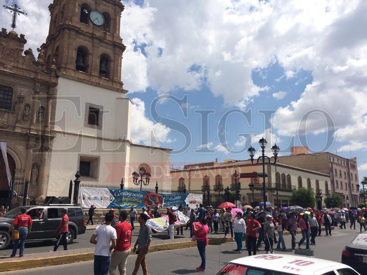 El secretario general de la CNTE Francisco Javier Blanco informó que desde el mes de agosto del año pasado no se les ha pagado su salario a por lo menos 10 profesores.