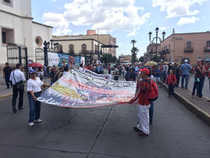 Al unirse al paro nacional, docentes de la Coordinadora Nacional de Trabajadores de la Educación (CNTE) se reunieron en el jardín de la colonia Obrera, a la espera de poder tener una reunión con autoridades educativas locales para plantearles sus demandas.