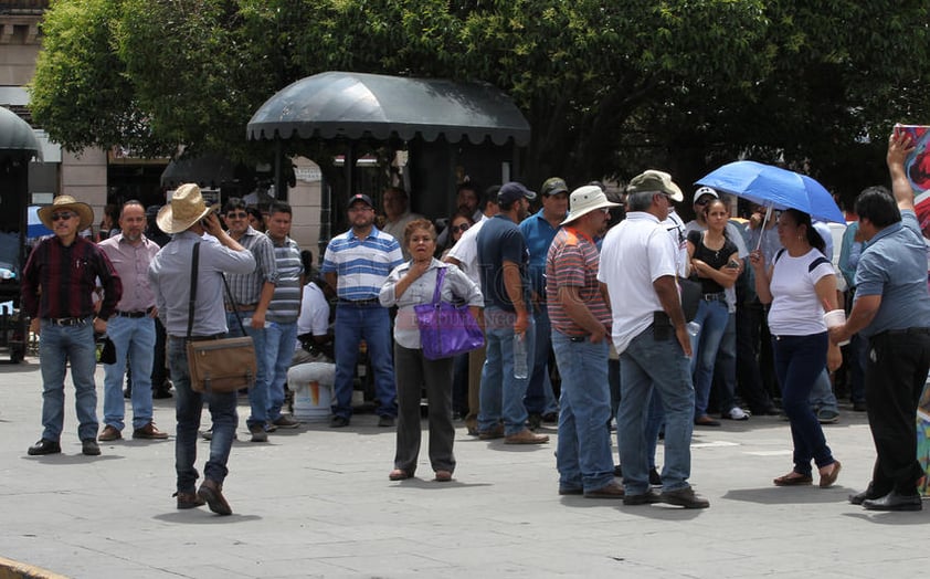 Aunque hasta la tarde de este lunes la Secretaría de Educación estatal no tenía un reporte definitivo de planteles sin clases, sí enfatizó que los docentes que no hayan asistido a trabajar serían sancionados con la suspensión de su pago por el día correspondiente.