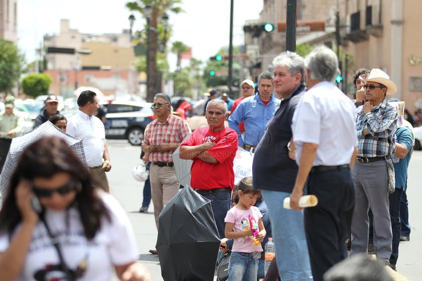 Como parte de las movilizaciones vinculadas a la protesta contra la evaluación docente, se convocó a una marcha que recorrió la calle 5 de Febrero.