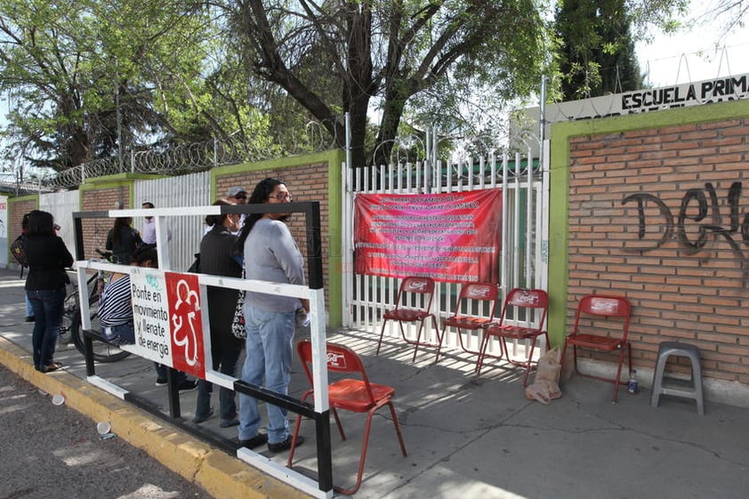 El Magisterio Unido de Durango (MUD) aseguró que el reporte recibido hasta pasado el medio día estimaba en casi 150 escuelas de la capital, que suspendieron labores con el respaldo de los padres de familia.