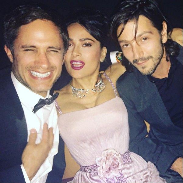 Los actores mexicanos Gael García Bernal y Diego Luna, acompañaron a Salma Hayek durante los premios que reconocen la contribución de la mujer al cine.