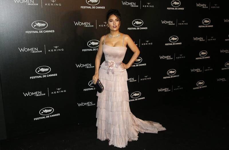 Salma Hayek se presentó con un vestido rosa pálido con mucha clase, destacando su escote en una cena de los premios “Women in Motion”.