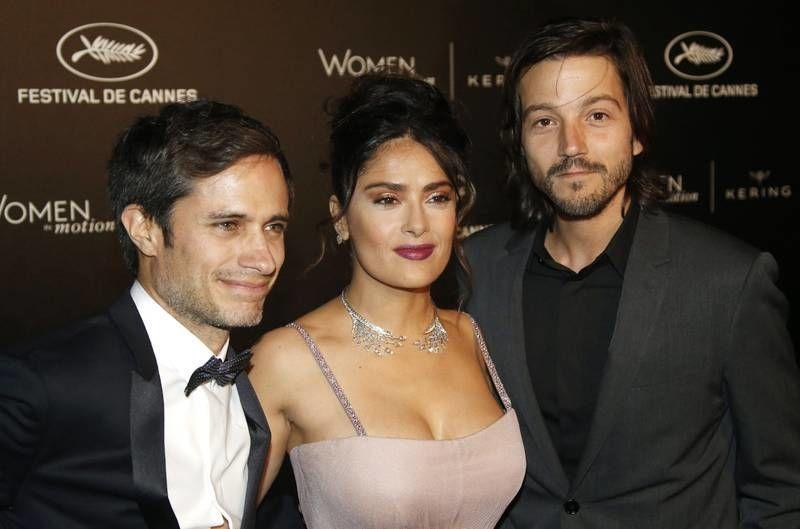 Con un vestido rosa, Salma Hayek desfiló por el Festival Internacional de Cine de Cannes, llamando la atención por su escote.