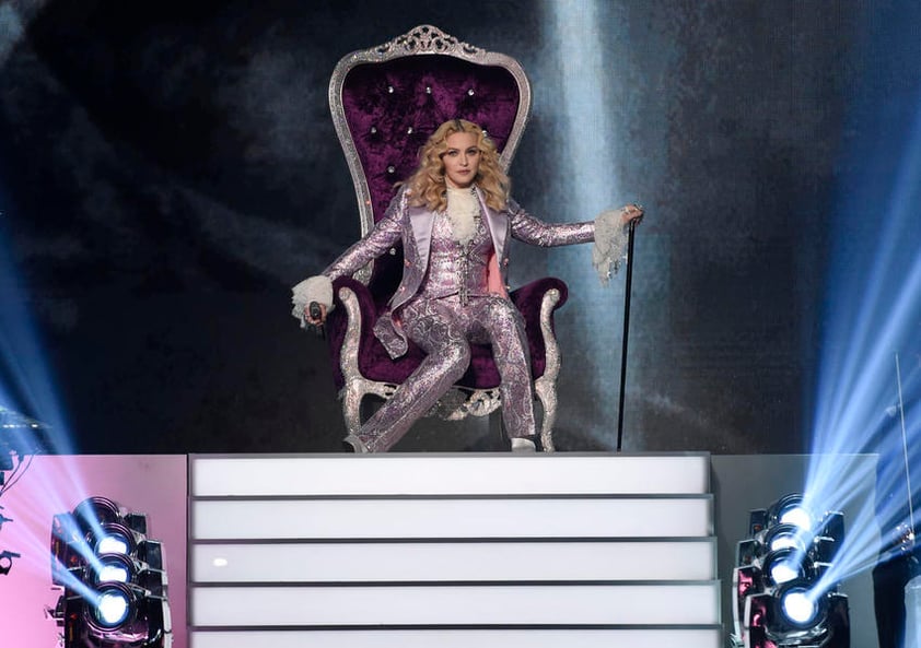 El momento más destacado de la velada llegó al final de la ceremonia, celebrada en el T-Mobile Arena de Las Vegas, Nevada, cuando Madonna salió al escenario sentada en un trono de terciopelo morado y brillantes, luciendo un traje de pantalón en color lila y portando un bastón, en clara referencia a la figura de Prince.