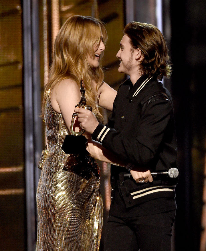 En uno de los momentos más emotivos de la gala, su hijo Rene-Charles Angelil le entregó a Céline Dion el premio Icon, en reconocimiento a su carrera.