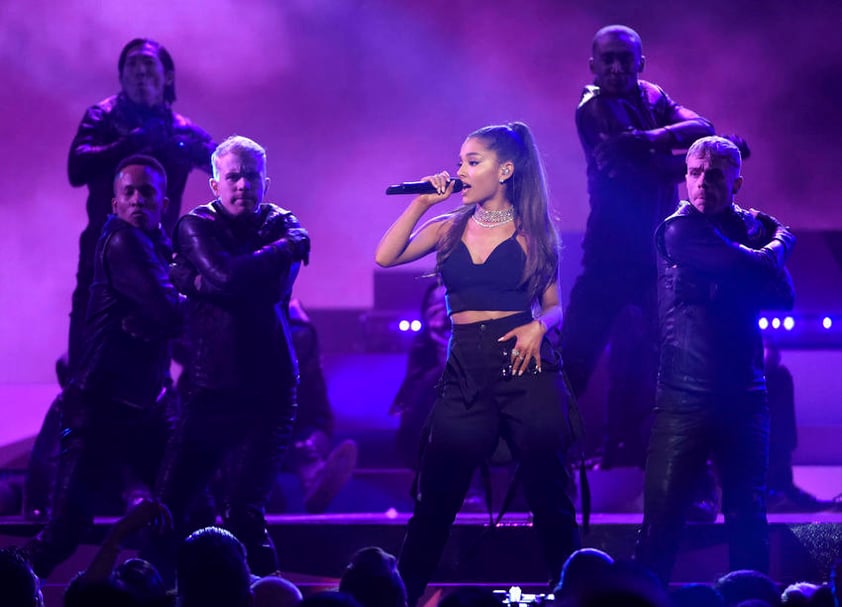 Ariana Grande subió al escenario para cantar ante los asistentes.