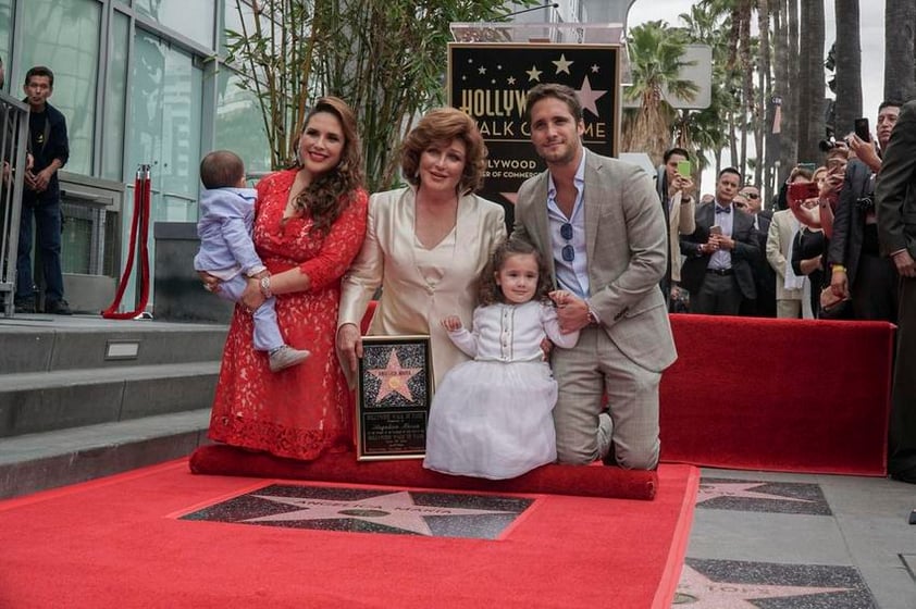 La cantante junto a su hija Angélica Vale y Diego Boneta.