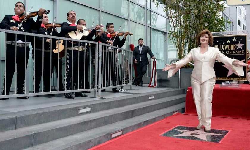 "Gracias por este maravilloso día. Esta estrella significa tanto para mí. Todos los artistas hemos soñado con esto alguna vez." comentó la mexicana.