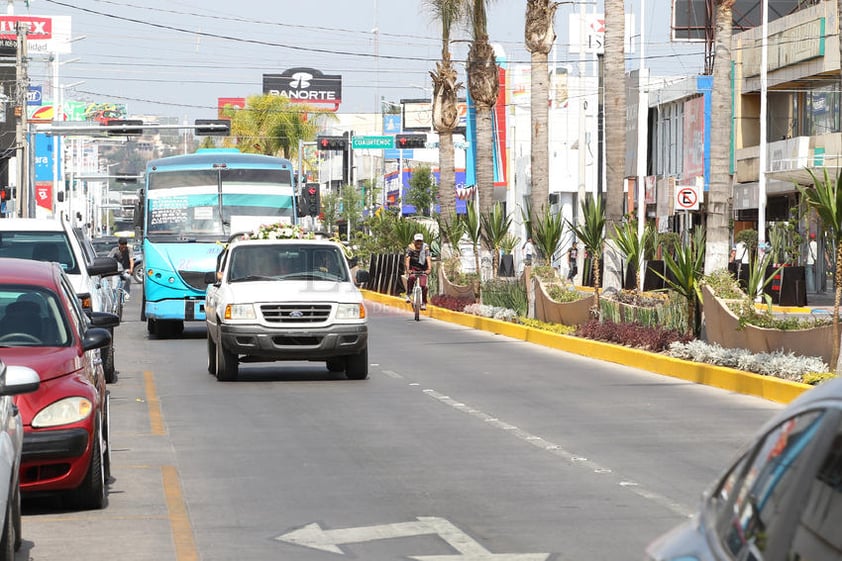 Se renovaron al cien por ciento banquetas, camellón central, señalización urbana, alumbrado público.