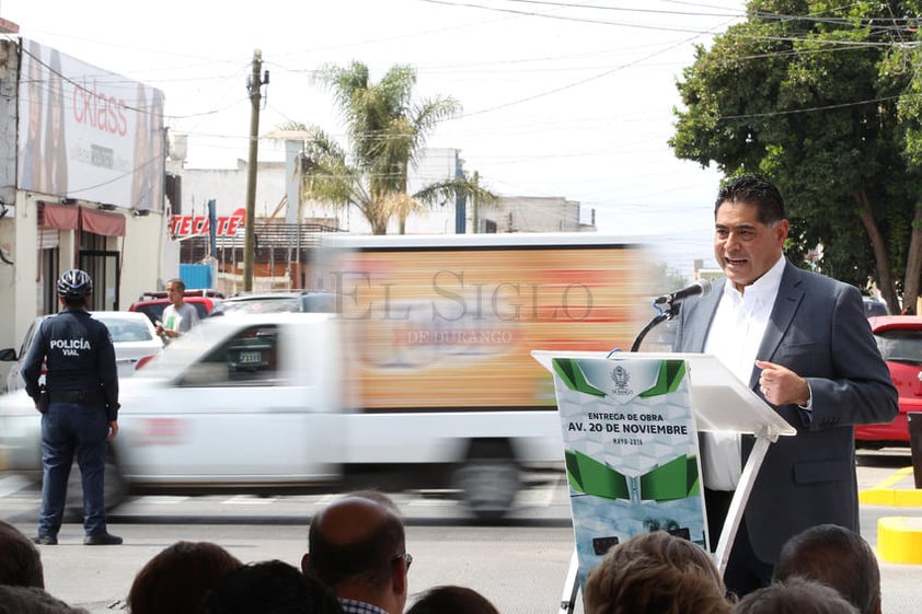 Durante la entrega, el gobernador Jorge Herrera Caldera, relató la finalización del Cuerpo Norte de la avenida 20 de Noviembre.