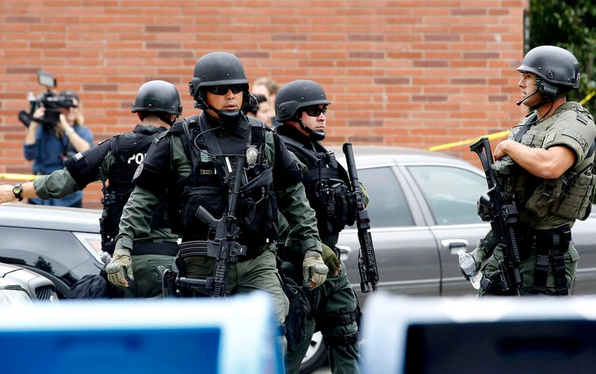 Los agentes indicaron que el tirador era una persona masculina que vestía prendas en color negro.