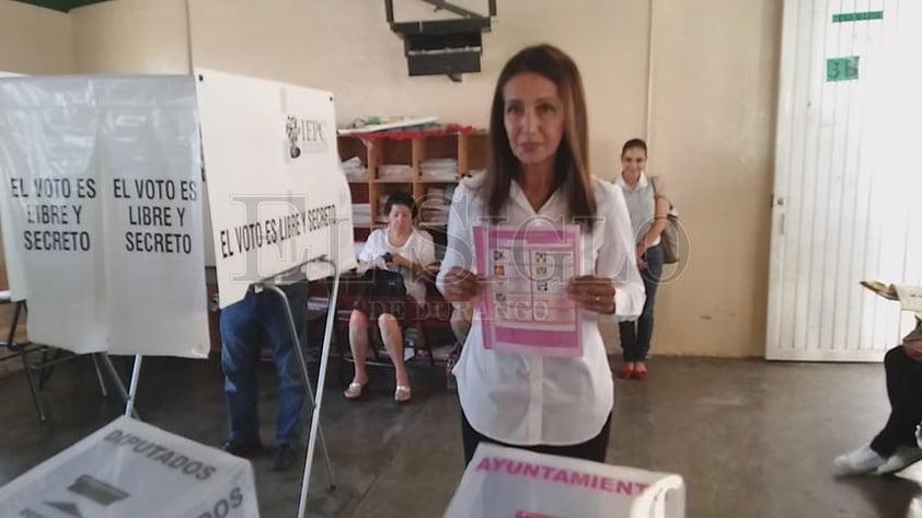 Salomé Elyd candidata del PAN a alcaldía de Lerdo cumplió su obligación ciudadana al emitir sufragio.