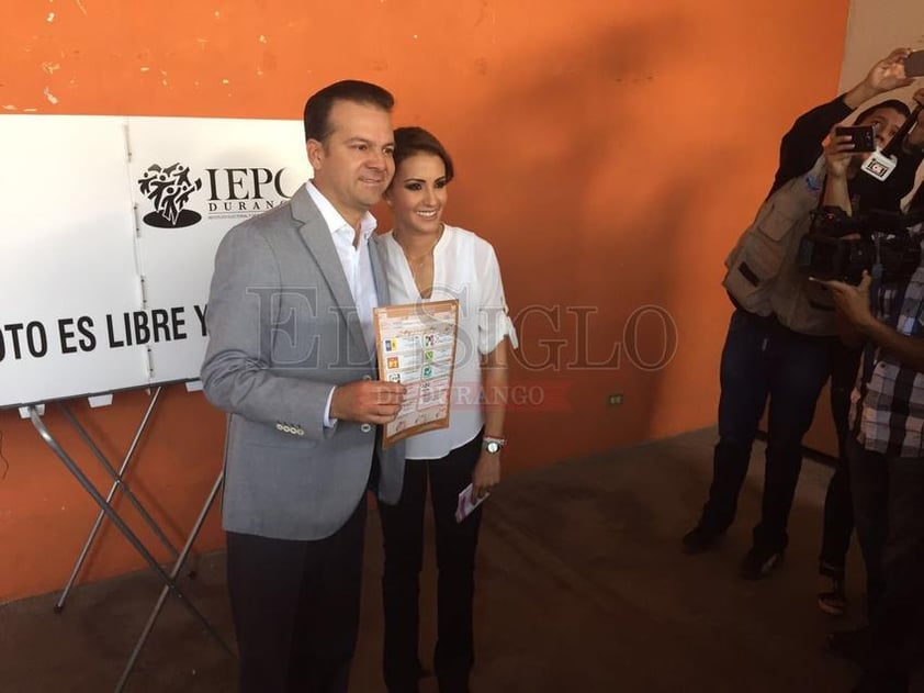 El candidato a la gubernatura por el PRI, Estaban Villegas, acudió a votar junto a su esposa Marisol Rosso.