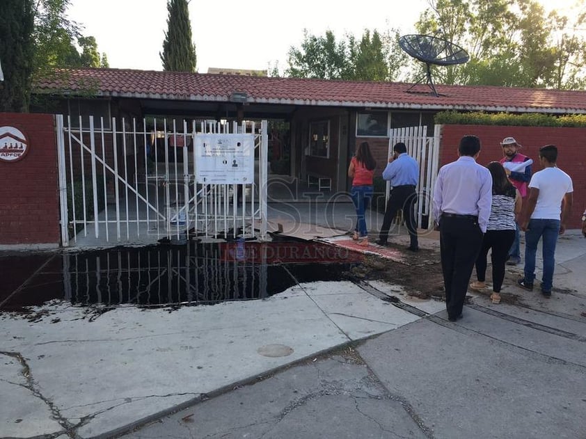 En otra escuela se reportó chapopote justo en la entrada.