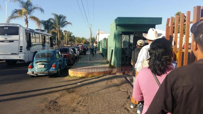 En la casilla ubicada en la Secretaría de Educación del Estado de Durango reportaron la presencia de una camioneta con publicidad del candidato del PRI.