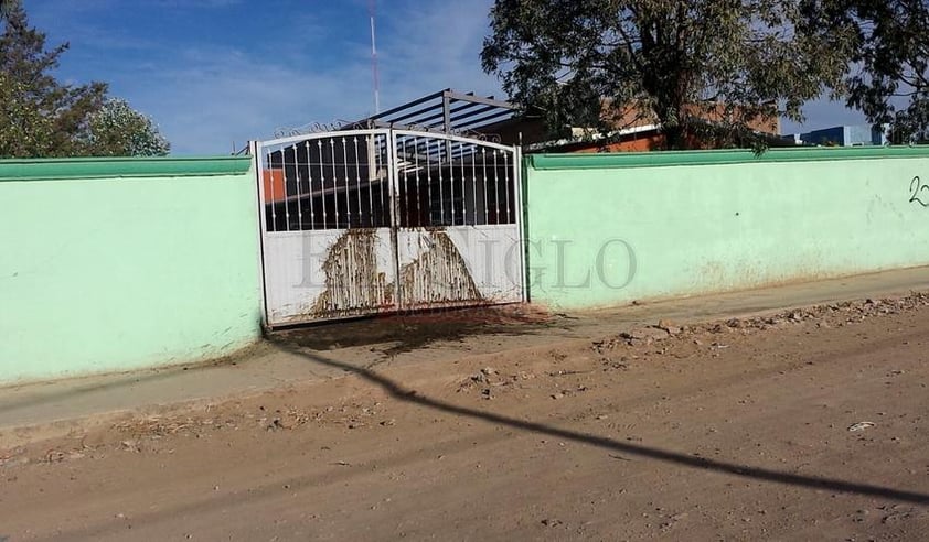 Algunas escuelas se vieron afectadas por chapopote.