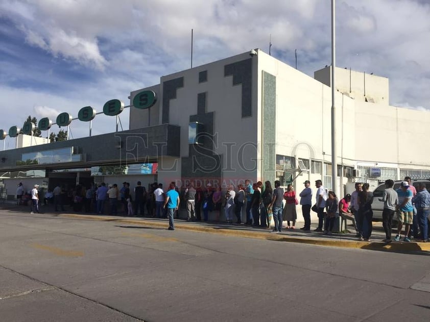 Desde la central de autobuses de la capital de Durango, ciudadanos esperan su turno para emitir su voto.