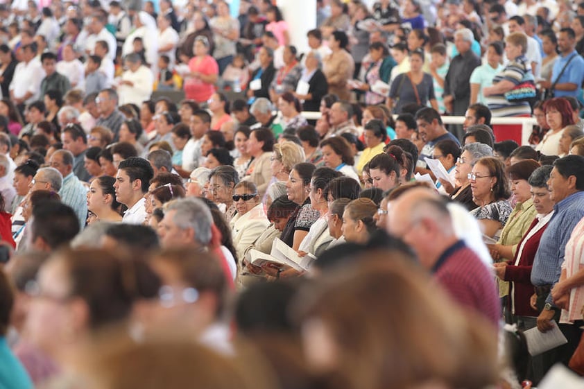 Entre tanto, la esperada misa inició luego de la entrada de la comitiva de sacerdotes, quienes accedieron a la Velaria de la Feria Nacional, para luego caminar hasta la parte del escenario, la cual fue adaptada para dicha actividad.