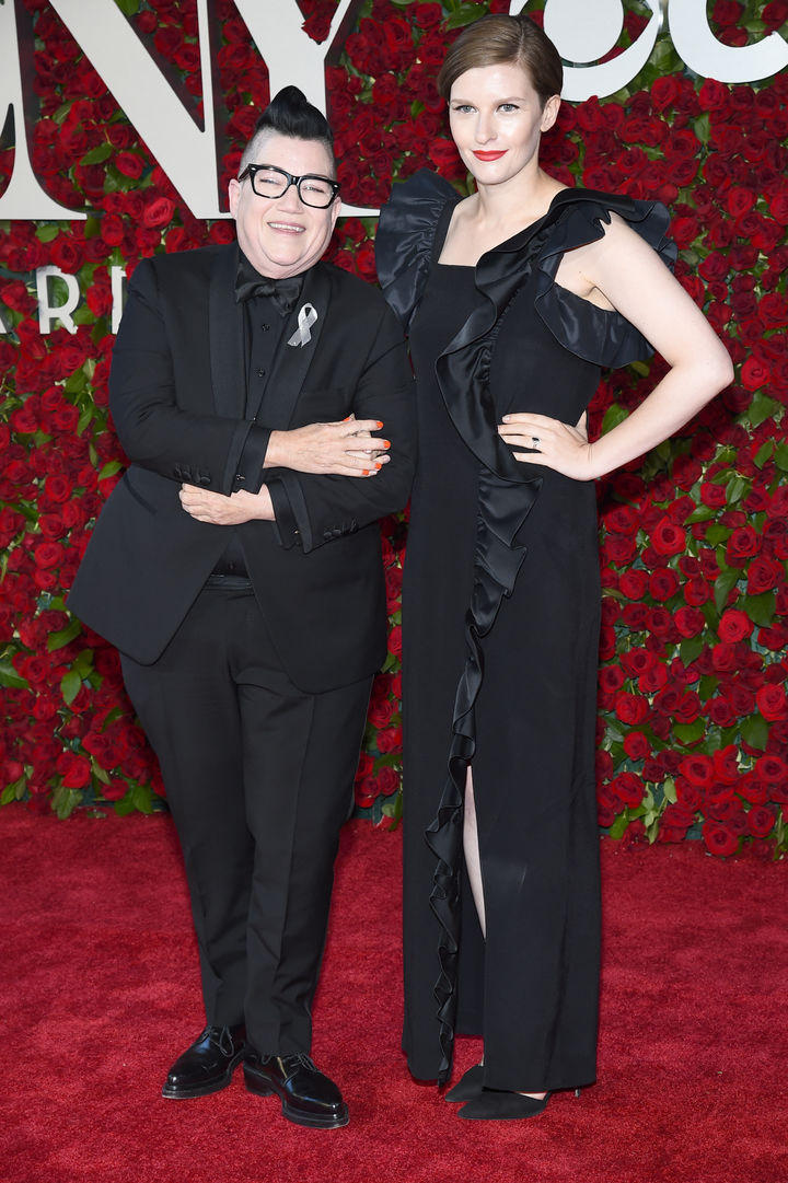 Lea DeLaria y Yael Stone.