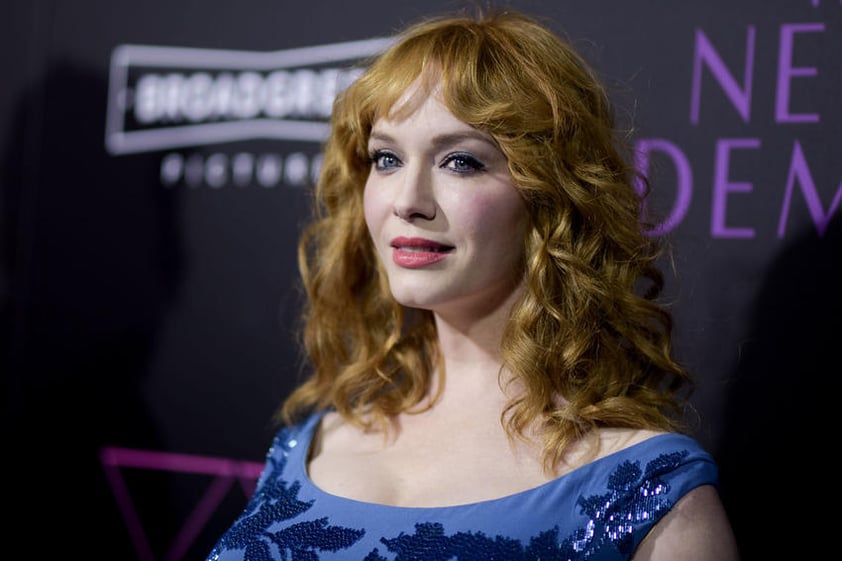 Christina Hendricks atendió a los fotógrafos a su llegada.