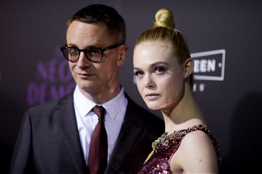 Nicolas Winding Refn posó acompañado de Elle Fanning en la premier.