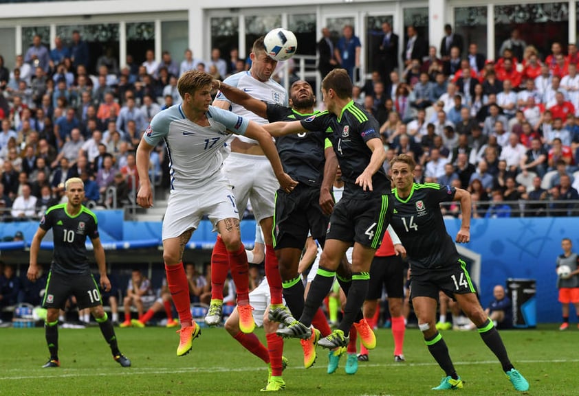 Con el empate en el marcador, los minutos avanzaban Inglaterra debía hacerse con la pelota para remontar.