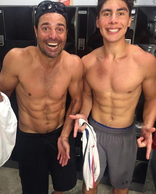 Por primera vez el cantante publicó una foto en Instagram de padre e hijo mostrando sus pectorales mientras hacían ejercicios en lo que parece un gimnasio. "Padre e hijo haciendo un poco de ejercicio… quien se anima? #workingout #sudando #familia #padre e hijo", escribió.