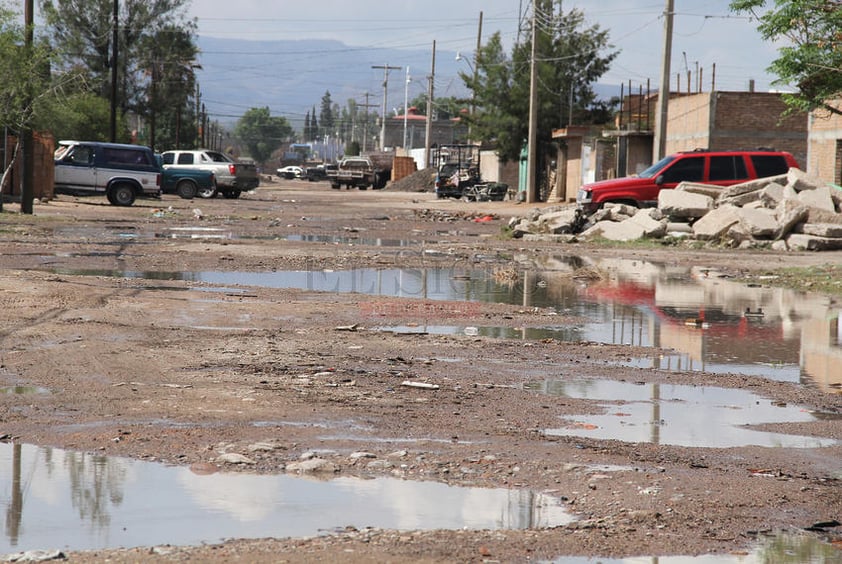 La falta de pavimentación crea diversos problemas en ciertas áreas del norte de la ciudad.