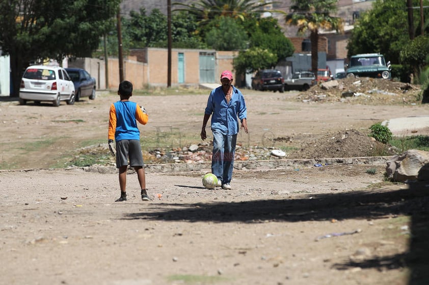 Contrario a la recomendación de autoridades, hay quienes dejan la basura fuera de casa por largos periodos de tiempo.