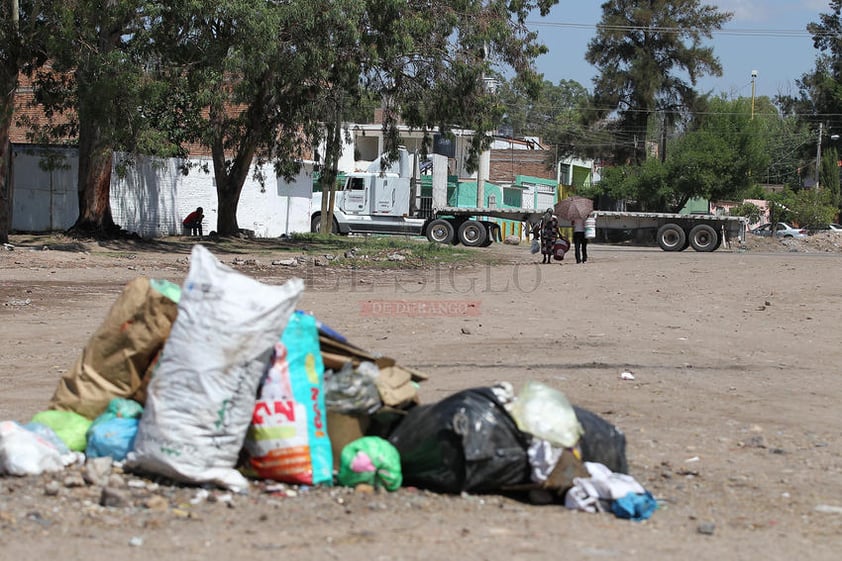 Además, muchos de los desechos sólidos generados en las viviendas se alojan en su lecho, en una acumulación de basura que en ocasiones no se retira sino hasta que la urgencia de las lluvias lo obliga.