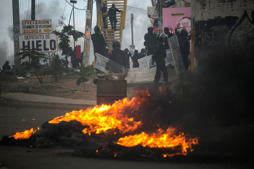 Los manifestantes respondían de la misma manera, con cohetes y arrojando cócteles molotov.