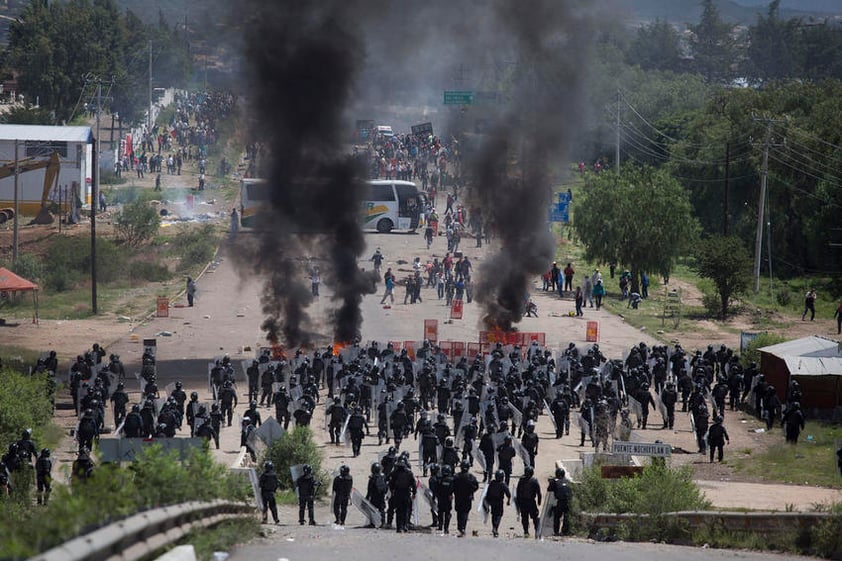 Un operativo desplegado para liberar la circulación en la autopista Oaxaca-Puebla --a la altura de la comunidad de Nochixtlán, ubicada a 1 hora y 15 minutos de la capital oaxaqueña-- derivó en una batalla campal.