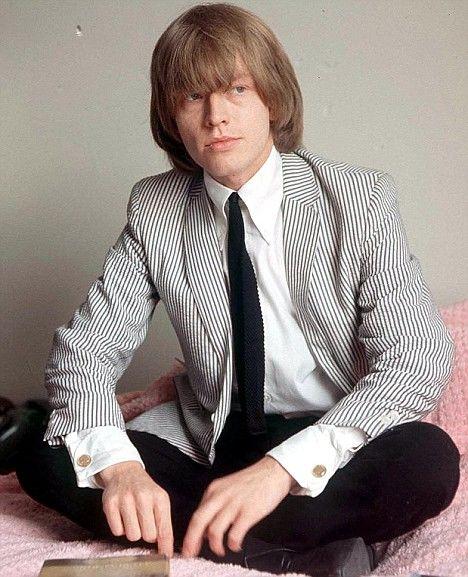 Brian Jones, integrante fundador de los Rolling Stones murió ahogado en su piscina. Se señaló como causa de su muerte un ataque de asma mientras nadaba.