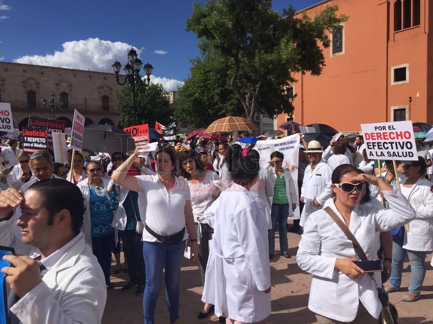 "Hay muchas dudas respecto a los derechos y garantías de los médicos que forman parte de las instancias del sector salud, además de incertidumbre respecto al presupuesto e infraestructura con los que se cuenta", mencionó.