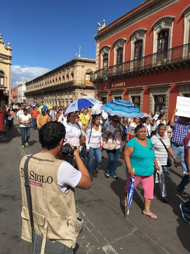 Asimismo participan personas de la sociedad civil que acompañan a los doctores que hacen de esto una marcha nutrida.