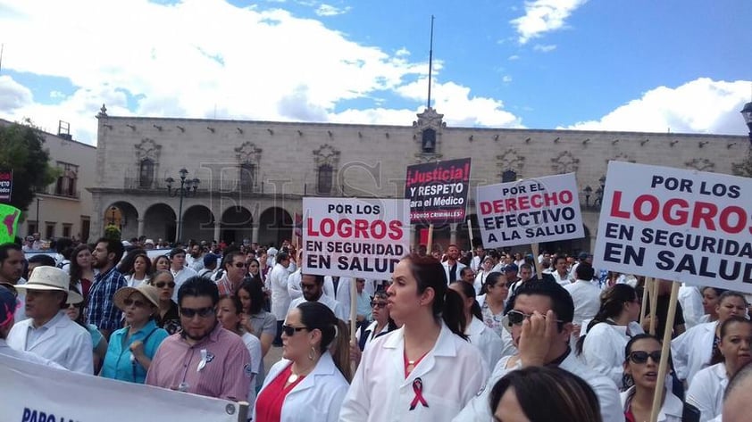 Las pancartas en torno al tema de maestros de Oaxaca estuvieron presentes a lo largo del recorrido.