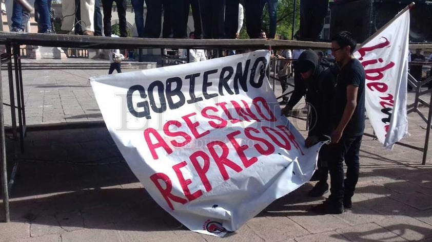 Además de integrantes del movimiento 22 de Junio, así como diversos profesionales de la salud con pancartas y lonas con las que recorren la vialidad.