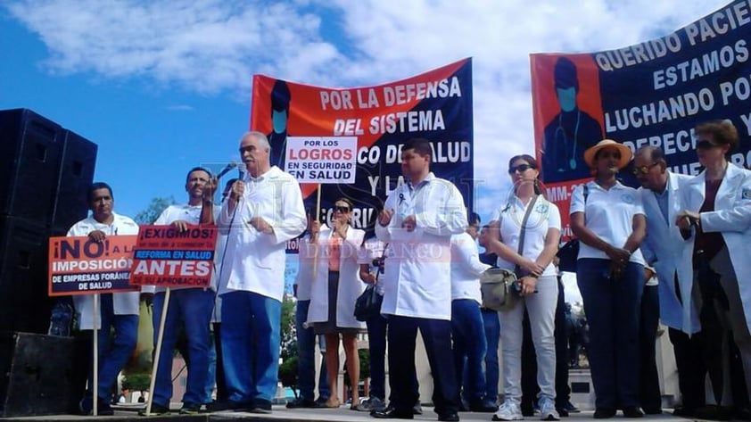 El frente de la protesta estuvo dirigido por el presidente del Colegio Médico de Durango, Gustavo Linden Bracho.