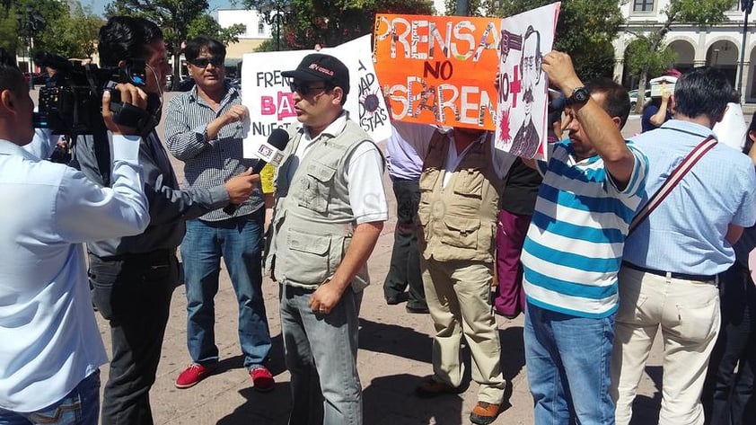 En solidaridad con los colegas de Oaxaca, un grupo de periodistas se manifiesta en una de la más importantes plazas de la ciudad de Durango.