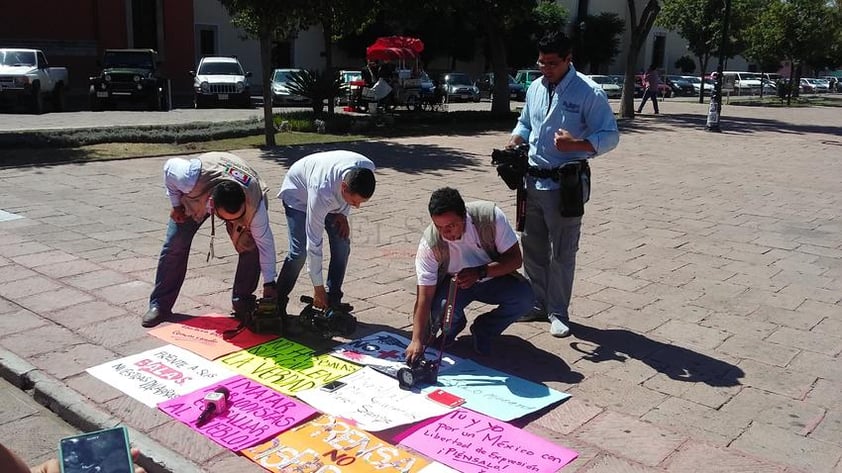 En solidaridad con los colegas de Oaxaca, un grupo de periodistas se manifiesta en una de la más importantes plazas de la ciudad de Durango.