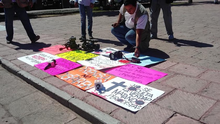 De manera pacífica, periodistas alzan la voz en contra de la violencia en México.