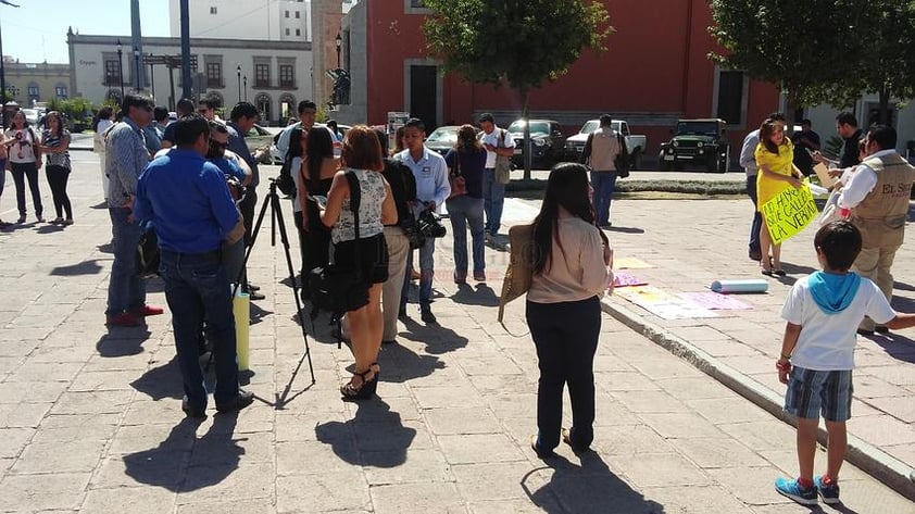 En solidaridad con los colegas de Oaxaca, un grupo de periodistas se manifiesta en una de la más importantes plazas de la ciudad de Durango.